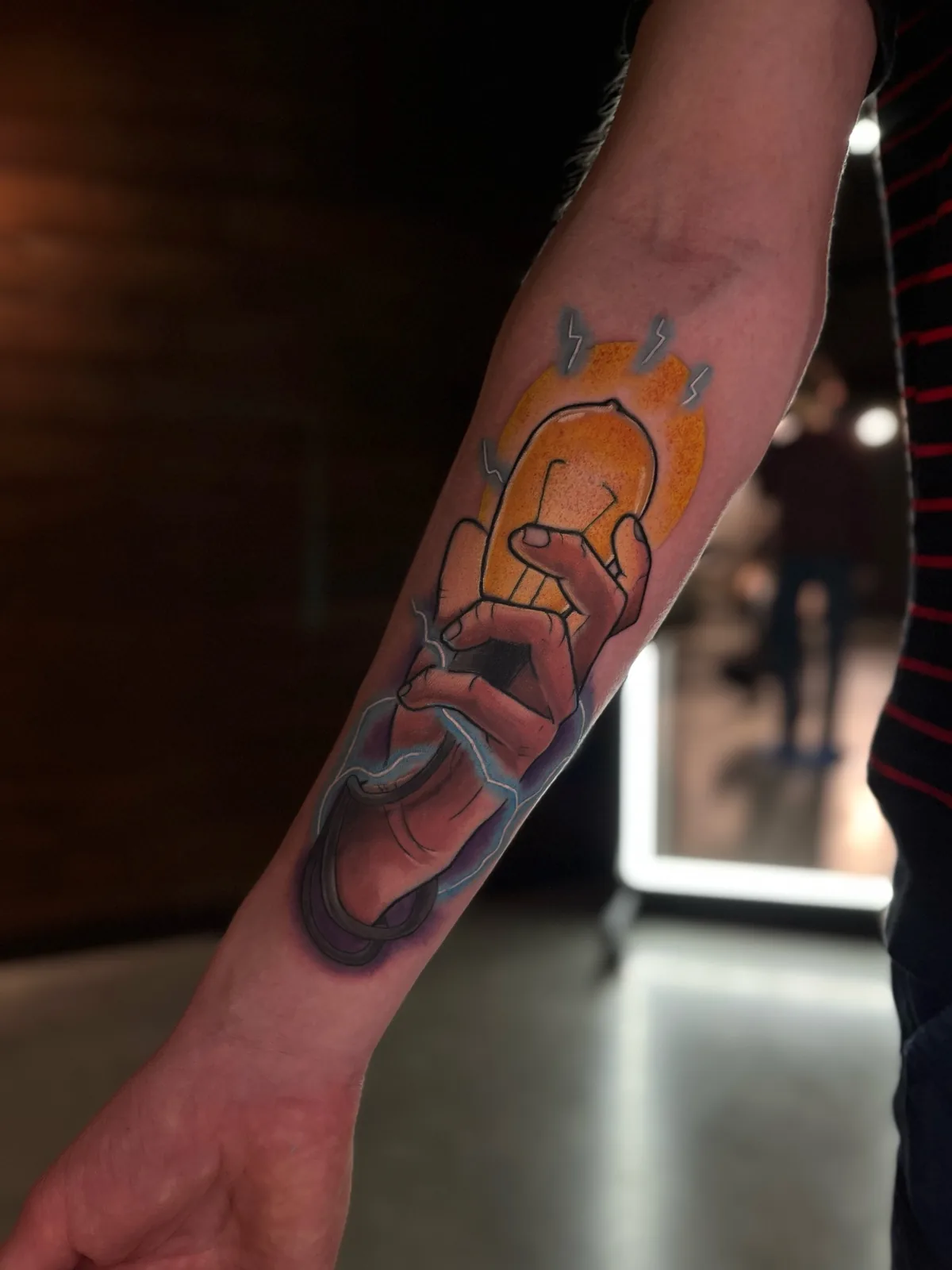 Тату в стиле графика — рука с лампочкой на предплечье, мастер tattooduck, Омск