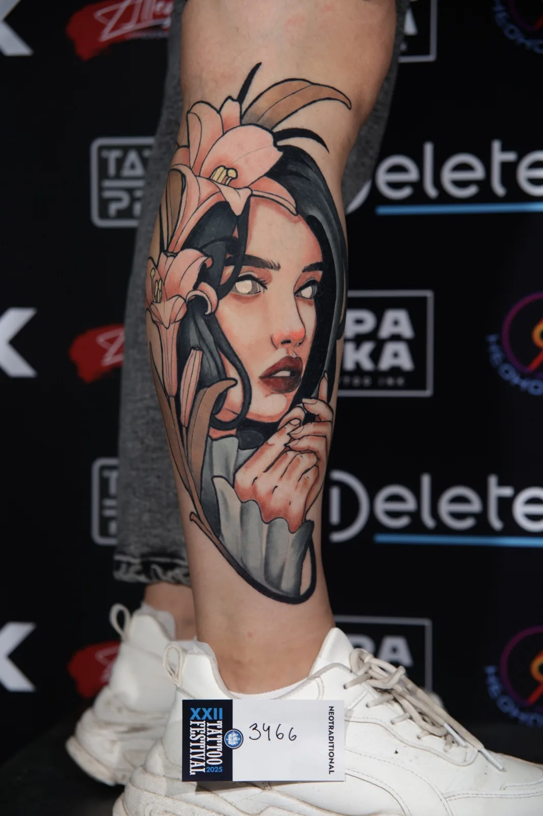 Тату в стиле неотрадиционал — женский портрет с лилиями на голени, мастер tattooduck, Омск
