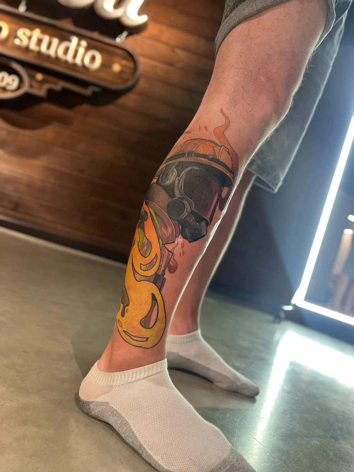 Тату в стиле неотрадиционал — противогаз, череп и огонь на голени, мастер tattooduck, Омск