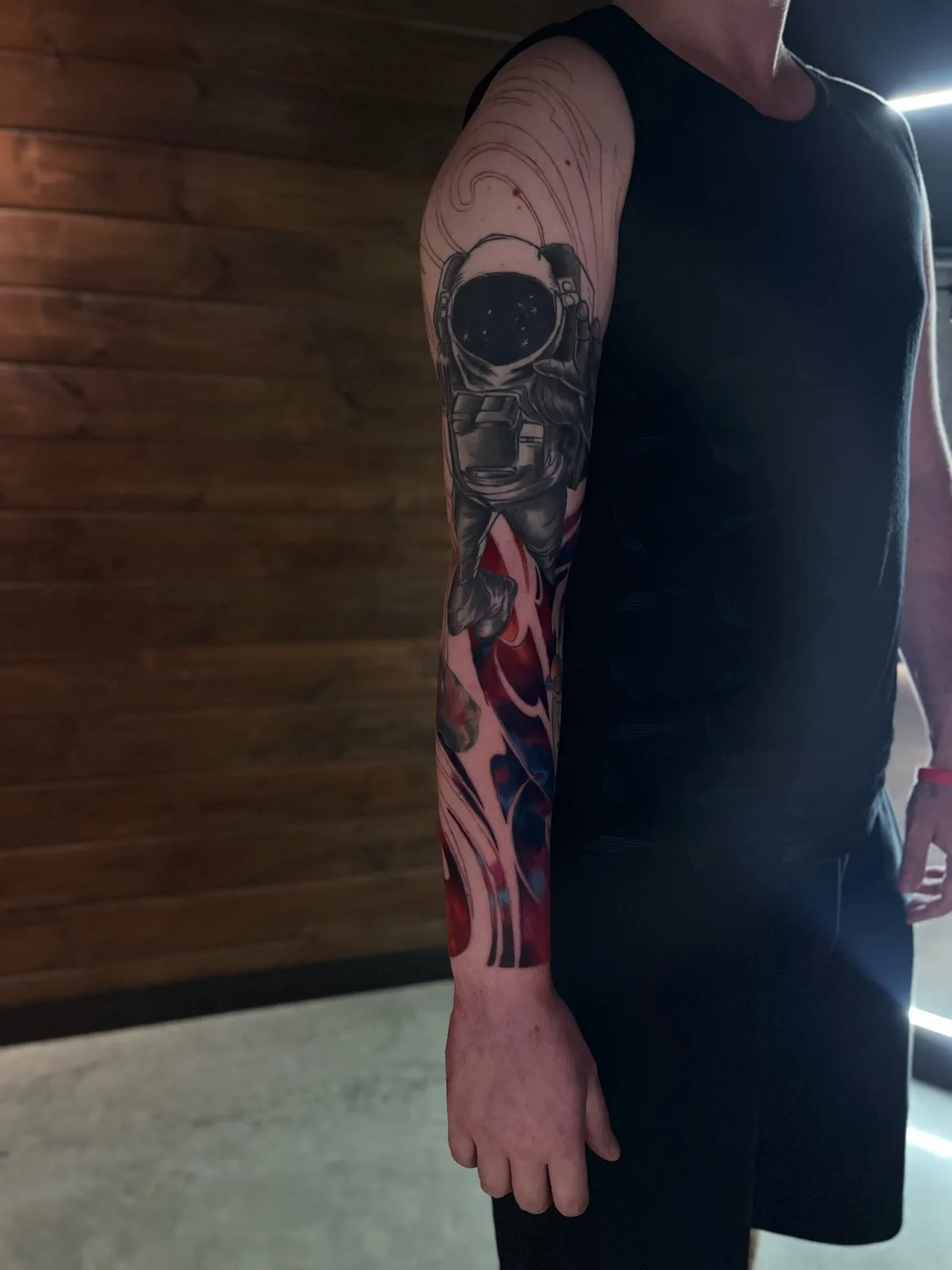 Тату-рукав в стиле неотрадиционал — космонавт и абстрактный космос, мастер tattooduck, Омск